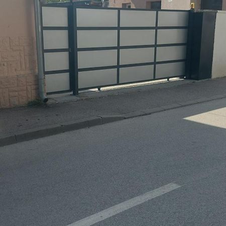 Apartman Espresso Sa Parkingom Sremska Mitrovica Exterior foto